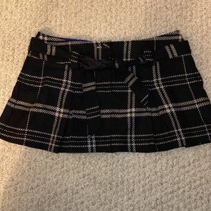 American Eagle size 14 black plaid wool skirt
